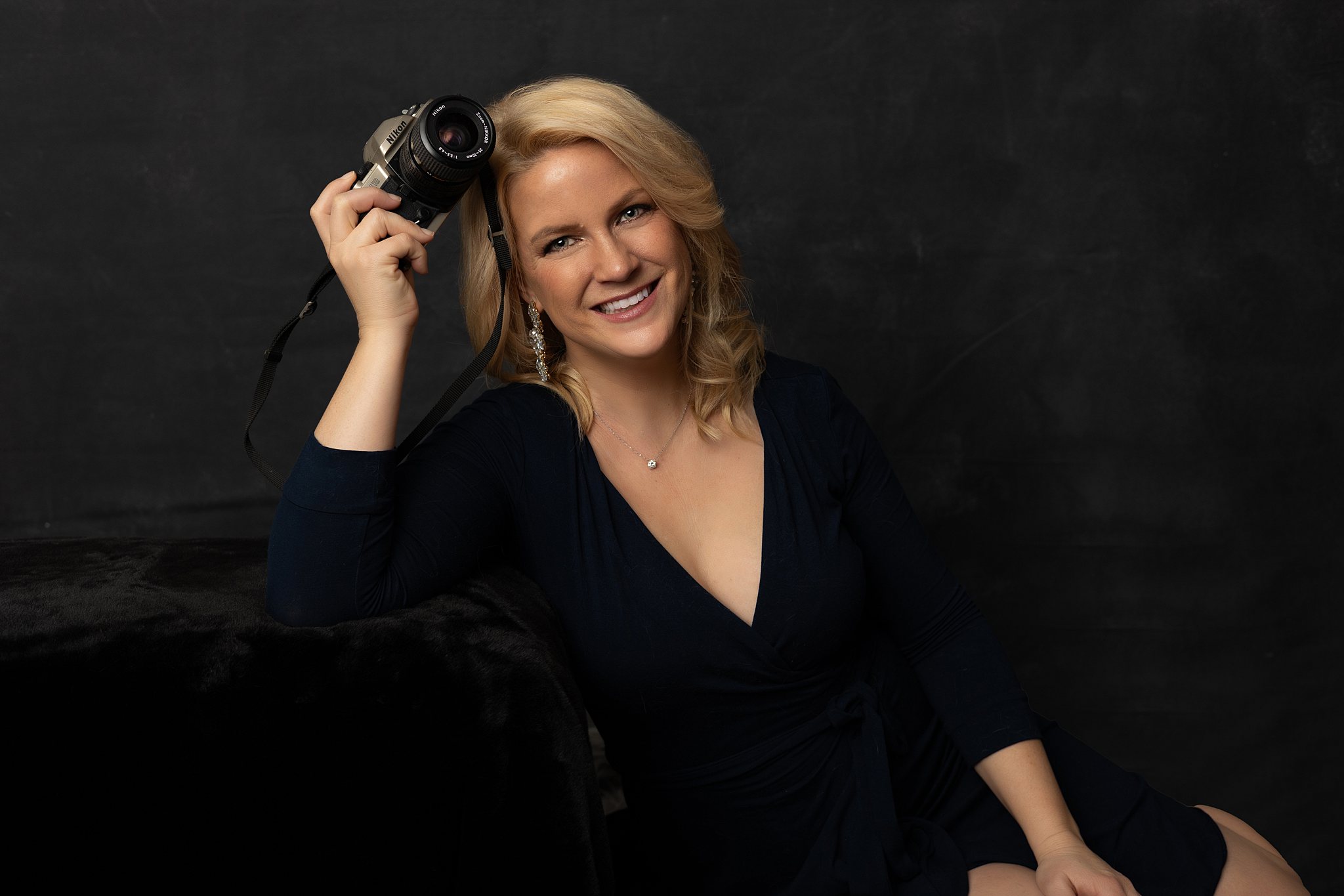 leslie cersovski boudoir photographer with camera